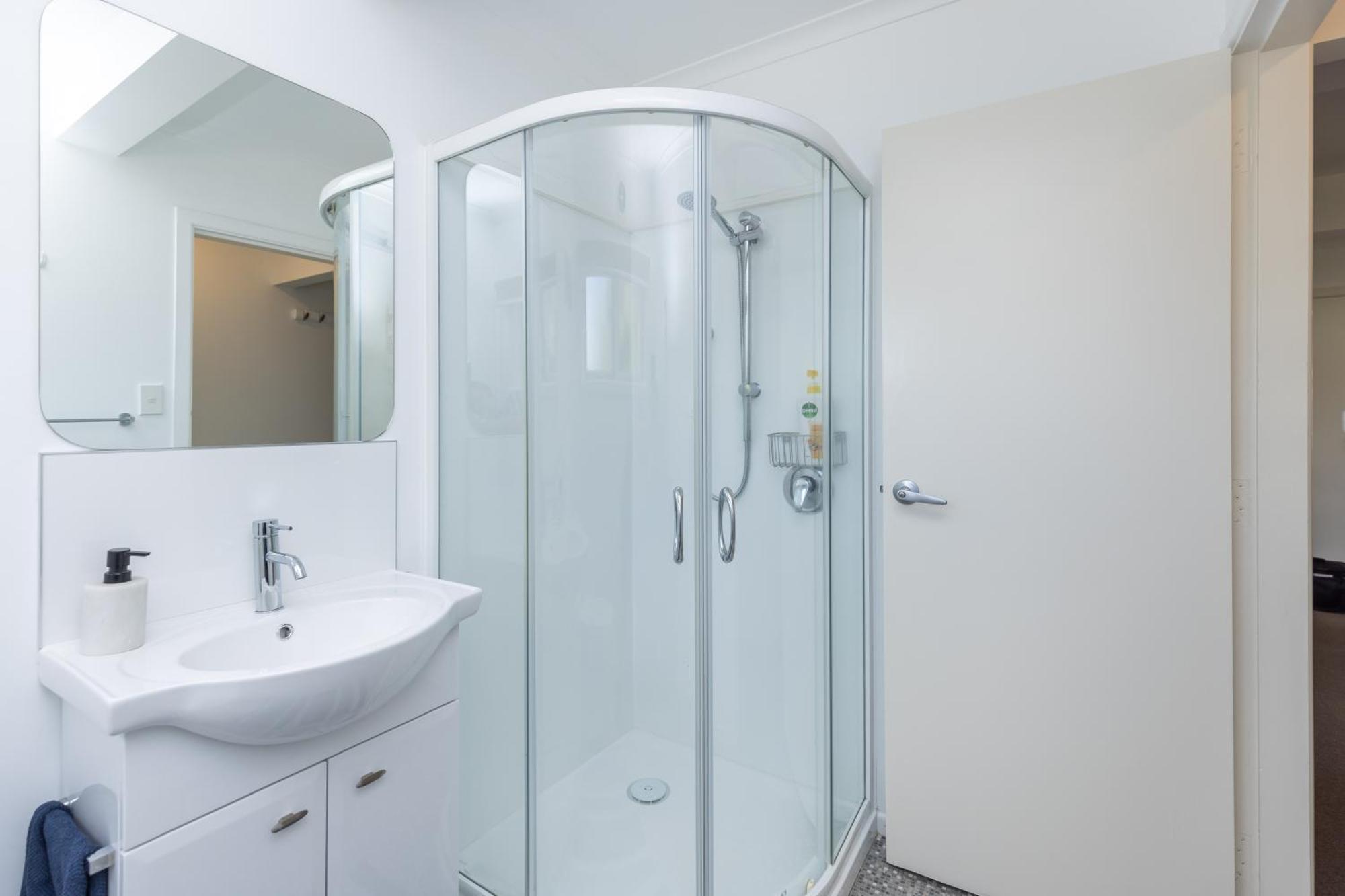 2 Bedroom Home Away From Home Near Cbd & Private Parking Hamilton Exteriér fotografie
