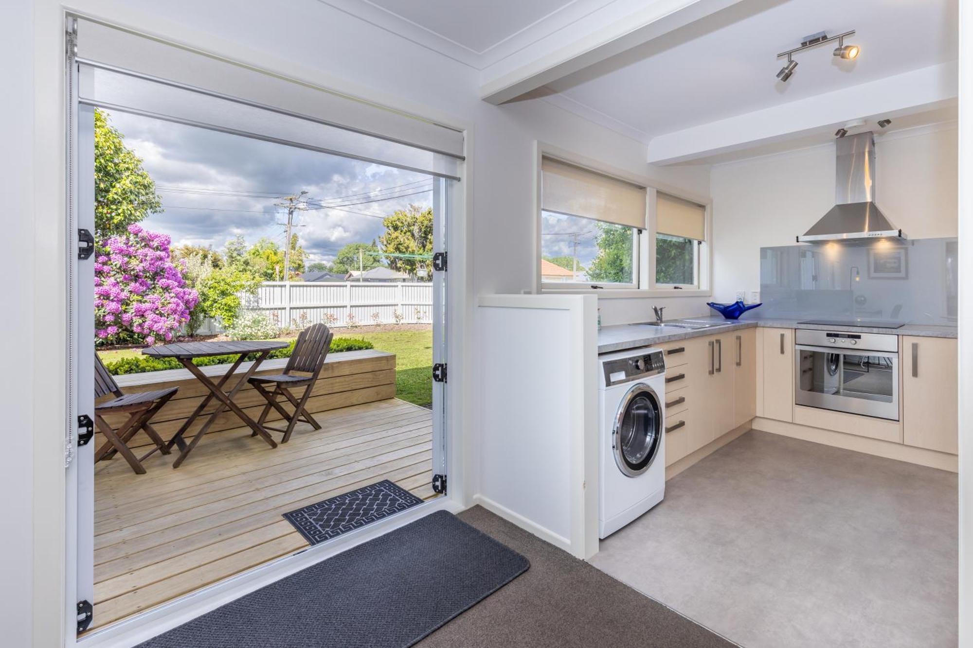 2 Bedroom Home Away From Home Near Cbd & Private Parking Hamilton Exteriér fotografie