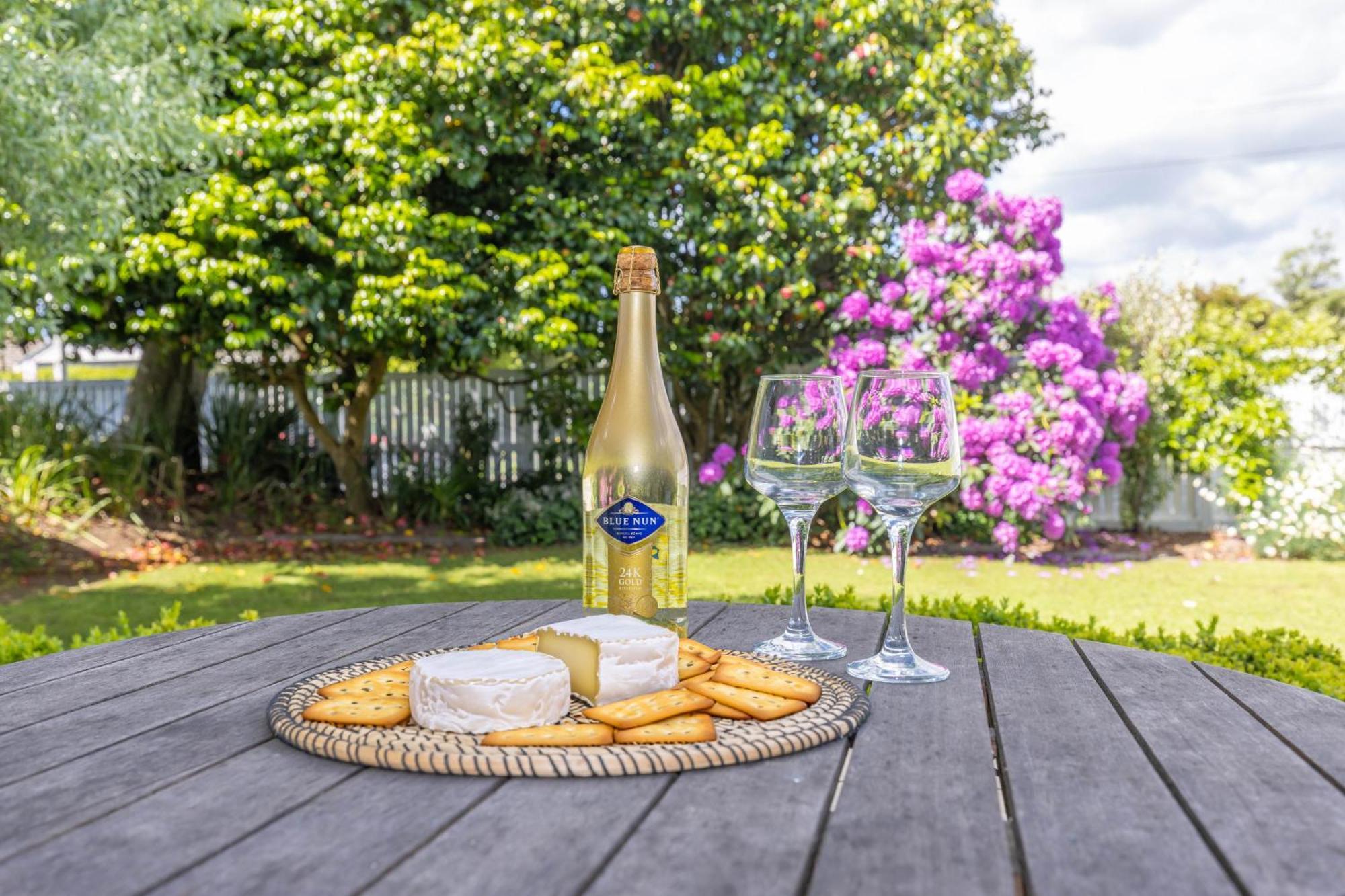 2 Bedroom Home Away From Home Near Cbd & Private Parking Hamilton Exteriér fotografie